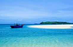 Ett ensamt skepp i lös strand royaltyfri foto Ett ensamt skepp i lös strand royaltyfri foto