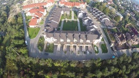Ett flyg av ett surr över hus arkivfilmer Ett flyg av ett surr över hus arkivfilmer