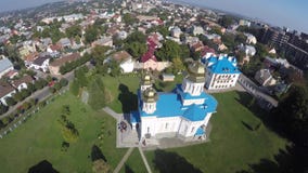 Ett flyg av ett surr över kyrka arkivfilmer Ett flyg av ett surr över kyrka arkivfilmer