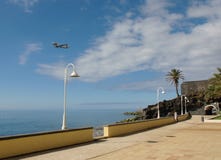 Ett flygflygplan i himlen och den härliga seascapen av madeiran royaltyfri foto Ett flygflygplan i himlen och den härliga seascapen av madeiran royaltyfri foto