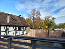 Ett hus med korsvirkes- stil fotografering för bildbyråer Ett hus med korsvirkes- stil fotografering för bildbyråer
