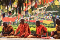 Ett möte av munkar på det heliga trädet i Lumbini - födelseorten av Lord Buddha arkivbild Ett möte av munkar på det heliga trädet i Lumbini - födelseorten av Lord Buddha arkivbild