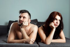 Ett par, en man och en kvinna ligger i s?ng utan sexuell lust, apati, f?r?lskelse ?r ?ver F?rspelet i s?ng, brist av k?nsbest?mme arkivfoton Ett par, en man och en kvinna ligger i s?ng utan sexuell lust, apati, f?r?lskelse ?r ?ver F?rspelet i s?ng, brist av k?nsbest?mme arkivfoton