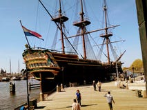 Ett piratkopieraskepp i vattnet av Amsterdam arkivfoto Ett piratkopieraskepp i vattnet av Amsterdam arkivfoto