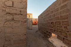 Ett rött herraväldefotografi i perspektiv, Al Jazirah Al Hamra, Ras Al Khaimah arkivbild Ett rött herraväldefotografi i perspektiv, Al Jazirah Al Hamra, Ras Al Khaimah arkivbild
