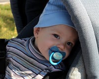 Ett småbarn i en sittvagn med le för fredsmäklare royaltyfria bilder Ett småbarn i en sittvagn med le för fredsmäklare royaltyfria bilder