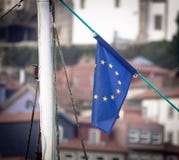 EU-flagga på stadsbakgrund royaltyfri bild EU-flagga på stadsbakgrund royaltyfri bild