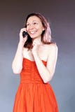 Euforyczna dziewczyna na telefonu komórkowego roześmianego gawędzenia pięknych z klasą potomstwach w koktajl sukni zdjęcie royalty free Euforyczna dziewczyna na telefonu komórkowego roześmianego gawędzenia pięknych z klasą potomstwach w koktajl sukni zdjęcie royalty free