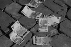 Euro banconote sul pavimento di pietra fotografia stock libera da diritti Euro banconote sul pavimento di pietra fotografia stock libera da diritti