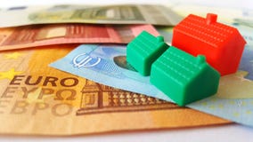 Euro Bankbiljetten en Mini Houses stock afbeeldingen Euro Bankbiljetten en Mini Houses stock afbeeldingen