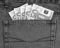 50 euro bankbiljetten in jeans in eigen zak steken zwart-wit royalty-vrije stock afbeelding 50 euro bankbiljetten in jeans in eigen zak steken zwart-wit royalty-vrije stock afbeelding