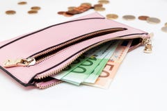 Euro bankbiljetten in portefeuille op de witte achtergrond royalty-vrije stock afbeeldingen Euro bankbiljetten in portefeuille op de witte achtergrond royalty-vrije stock afbeeldingen
