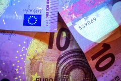 Euro billets de banque illuminés avec la lumière UV photos stock Euro billets de banque illuminés avec la lumière UV photos stock