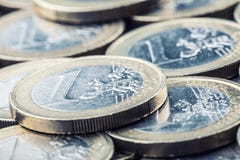 Euro- moedas Euro- dinheiro Euro- moeda Moedas empilhadas em se em posições diferentes fotos de stock royalty free Euro- moedas Euro- dinheiro Euro- moeda Moedas empilhadas em se em posições diferentes fotos de stock royalty free