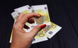 Euro muntstuk ter beschikking van een meisje met rekeningen van bankbiljetten stock afbeelding Euro muntstuk ter beschikking van een meisje met rekeningen van bankbiljetten stock afbeelding