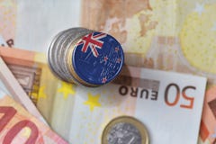 Euro pièce de monnaie avec le drapeau national de la Nouvelle Zélande sur l'euro fond de billets de banque d'argent photos libres de droits Euro pièce de monnaie avec le drapeau national de la Nouvelle Zélande sur l'euro fond de billets de banque d'argent photos libres de droits