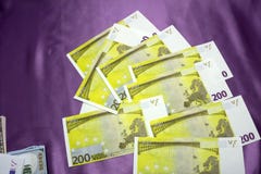 200 Eurobanknoten auf einem purpurroten Hintergrund lizenzfreies stockbild 200 Eurobanknoten auf einem purpurroten Hintergrund lizenzfreies stockbild