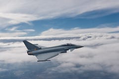 Eurofighter Typhoon en vol photographie stock libre de droits Eurofighter Typhoon en vol photographie stock libre de droits