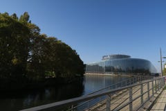 Europ?isches Parlament in Strasburg an einem sonnigen Tag, Reflexion im Fluss lizenzfreie stockfotografie Europ?isches Parlament in Strasburg an einem sonnigen Tag, Reflexion im Fluss lizenzfreie stockfotografie