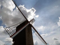 Europa, Bélgica, Flanders ocidental, Bruges, moinho de vento antigo no fundo do céu impressionante imagem de stock Europa, Bélgica, Flanders ocidental, Bruges, moinho de vento antigo no fundo do céu impressionante imagem de stock