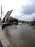 Europa, il Belgio, le Fiandre Occidentali, Bruges, ponte di sollevamento e una barca di passaggio immagini stock Europa, il Belgio, le Fiandre Occidentali, Bruges, ponte di sollevamento e una barca di passaggio immagini stock