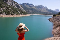 Europa-Reiseferienspaßsommer-Frauentanzen in der Freiheit lizenzfreie stockfotografie Europa-Reiseferienspaßsommer-Frauentanzen in der Freiheit lizenzfreie stockfotografie