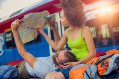 Europa-Reisepaare, die touristische Karte in Belgrad betrachten stockfotografie Europa-Reisepaare, die touristische Karte in Belgrad betrachten stockfotografie