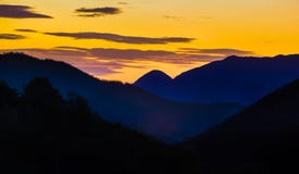 Europees landschap bij zonsondergang royalty-vrije stock afbeeldingen Europees landschap bij zonsondergang royalty-vrije stock afbeeldingen