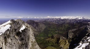 Europees Landschap Weergeven van Europese Pieken, van Tiatordos-Berg Asturias, Spanje royalty-vrije stock foto Europees Landschap Weergeven van Europese Pieken, van Tiatordos-Berg Asturias, Spanje royalty-vrije stock foto