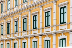 Europeisk stilgulingbyggnad, Neoclassical arkitektur royaltyfri bild Europeisk stilgulingbyggnad, Neoclassical arkitektur royaltyfri bild