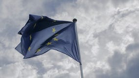 Europese Unie vlag die in de wind tegen een blauwe hemel golven Het concept patriottisme Langzame Motie stock video Europese Unie vlag die in de wind tegen een blauwe hemel golven Het concept patriottisme Langzame Motie stock video