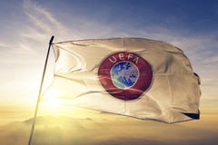 Europäischer Fußball-Union UEFA kennzeichnen das Textilstoffgewebe, das auf den Spitzensonnenaufgangnebelnebel wellenartig bewegt vektor abbildung Europäischer Fußball-Union UEFA kennzeichnen das Textilstoffgewebe, das auf den Spitzensonnenaufgangnebelnebel wellenartig bewegt vektor abbildung