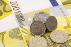 Eurorubelbanknoten, das Konzept eines Rädchens eines großen Euros stockfotos Eurorubelbanknoten, das Konzept eines Rädchens eines großen Euros stockfotos