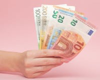 Eurosedelpengar i kvinnlighänder på rosa bakgrund Affärsidé och Instagram arkivfoto Eurosedelpengar i kvinnlighänder på rosa bakgrund Affärsidé och Instagram arkivfoto