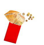 Eurosedelpengarna i ett r?tt pappers- kuvert som ?r guld-, f?rsilvrar och brons mynt som isoleras p? vit bakgrund med urklippbana arkivfoto Eurosedelpengarna i ett r?tt pappers- kuvert som ?r guld-, f?rsilvrar och brons mynt som isoleras p? vit bakgrund med urklippbana arkivfoto