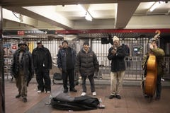 Evangelium- und Jazzband in der Union Square -Station lizenzfreie stockfotografie Evangelium- und Jazzband in der Union Square -Station lizenzfreie stockfotografie