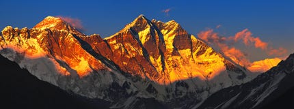Everest en la puesta del sol imagen de archivo libre de regalías Everest en la puesta del sol imagen de archivo libre de regalías