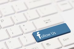 EVPATORIA, CRIMEIA, UCRÂNIA, MARÇO, 12,2018 - a chave com texto segue-nos no teclado branco do portátil Estilo de Facebook imagens de stock EVPATORIA, CRIMEIA, UCRÂNIA, MARÇO, 12,2018 - a chave com texto segue-nos no teclado branco do portátil Estilo de Facebook imagens de stock