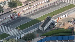 Excavatrice, camion et niveleuse fonctionnant au site de construction de routes dans le timelapse du centre de Dubaï banque de vidéos Excavatrice, camion et niveleuse fonctionnant au site de construction de routes dans le timelapse du centre de Dubaï banque de vidéos
