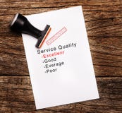 Excellente évaluation de qualité de service sur le papier au-dessus du fond en bois photos libres de droits Excellente évaluation de qualité de service sur le papier au-dessus du fond en bois photos libres de droits