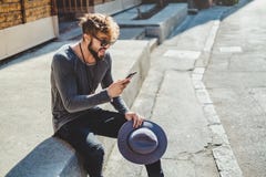 Excited битник смотря мобильный телефон стоковые фотографии rf Excited битник смотря мобильный телефон стоковые фотографии rf