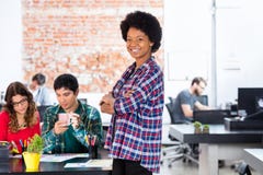 Executivos afro-americanos do trabalho dos colegas do sorriso da mulher imagens de stock royalty free Executivos afro-americanos do trabalho dos colegas do sorriso da mulher imagens de stock royalty free