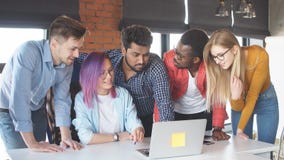 Executivos no trabalho em um espa?o de escrit?rios luxuoso ocupado video estoque Executivos no trabalho em um espa?o de escrit?rios luxuoso ocupado video estoque