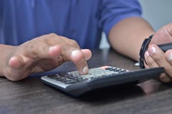 Executivos que contam na calculadora que senta-se na tabela Feche acima da vista das m?os e dos artigos de papelaria imagens de stock Executivos que contam na calculadora que senta-se na tabela Feche acima da vista das m?os e dos artigos de papelaria imagens de stock