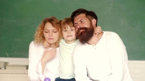 Exemples d'associations d'école de famille Père et fils de mère instruisant ensemble École de famille ?ducation de Parenting banque de vidéos Exemples d'associations d'école de famille Père et fils de mère instruisant ensemble École de famille ?ducation de Parenting banque de vidéos