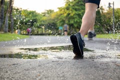 Exercice d'homme fonctionnant par le magma ?claboussant ses chaussures photos libres de droits Exercice d'homme fonctionnant par le magma ?claboussant ses chaussures photos libres de droits