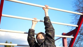 Exercice ? l'air frais Jeune type fort faisant des exercices sur la barre Parc d'automne clips vidéos Exercice ? l'air frais Jeune type fort faisant des exercices sur la barre Parc d'automne clips vidéos