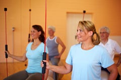 Exercices de forme physique avec flexibar images stock Exercices de forme physique avec flexibar images stock
