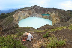 Exercitando a ioga em Kelimutu imagens de stock Exercitando a ioga em Kelimutu imagens de stock