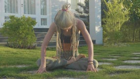 Exercício da respiração da ioga de Pranayama por uma jovem mulher no quintal de sua casa filme Exercício da respiração da ioga de Pranayama por uma jovem mulher no quintal de sua casa filme